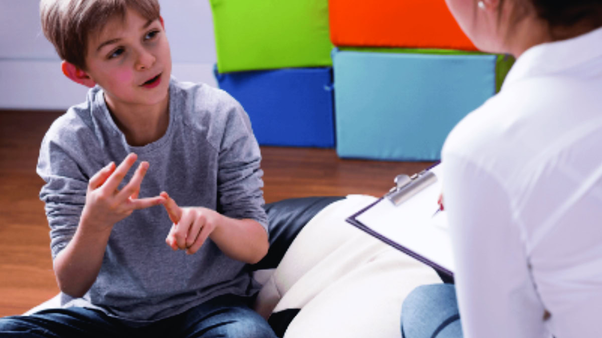 Criança em atendimento de psicoterapia infantil com psicóloga especializada.